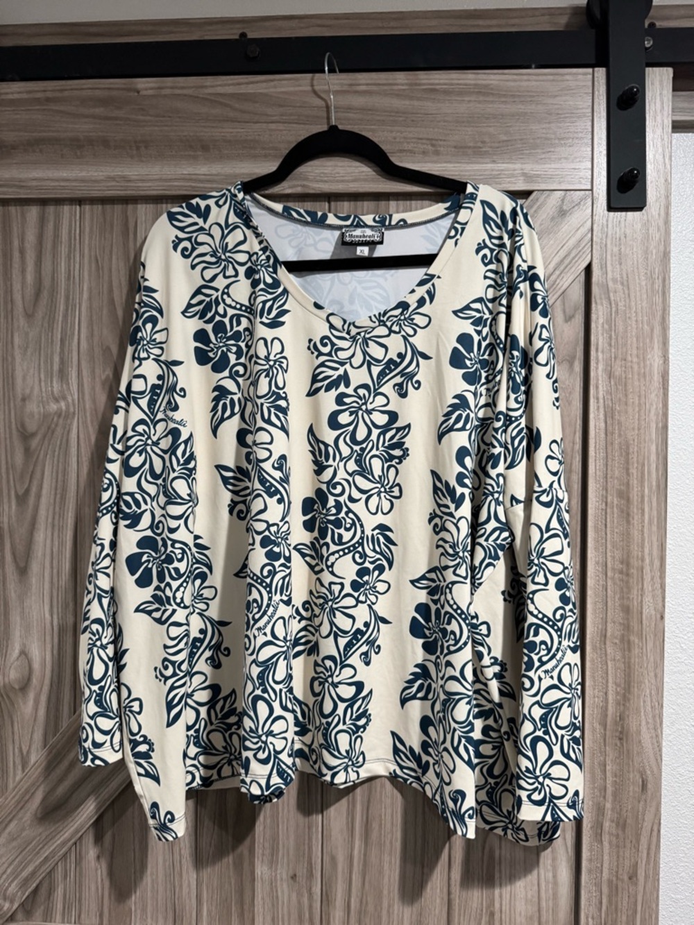 Manuhealii- Long-Sleeve Top